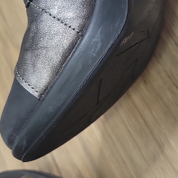 Romika Two Toned Metallic Leather Clogs - Picture 14 of 16